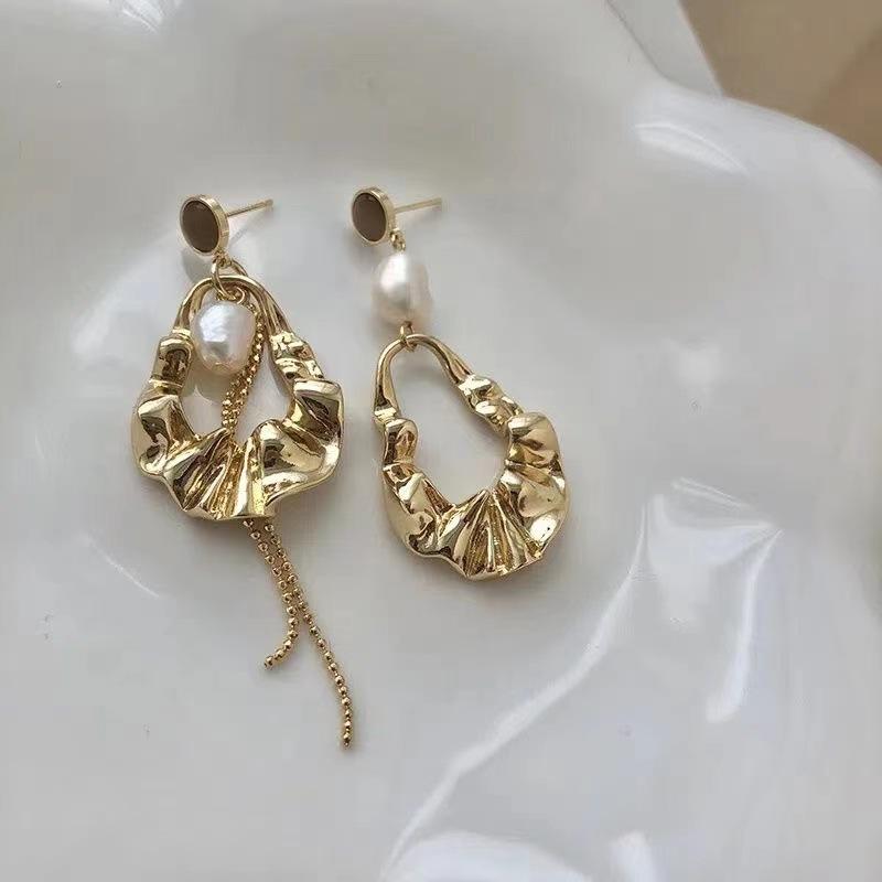 French Retro Pleated Water Drop Earrings Metal Pearl Tassels Asymmetric Long Earrings Female
French Retro Pleated Water Drop Earrings Metal Pearl Tassels Asymmetric Long Earrings Female