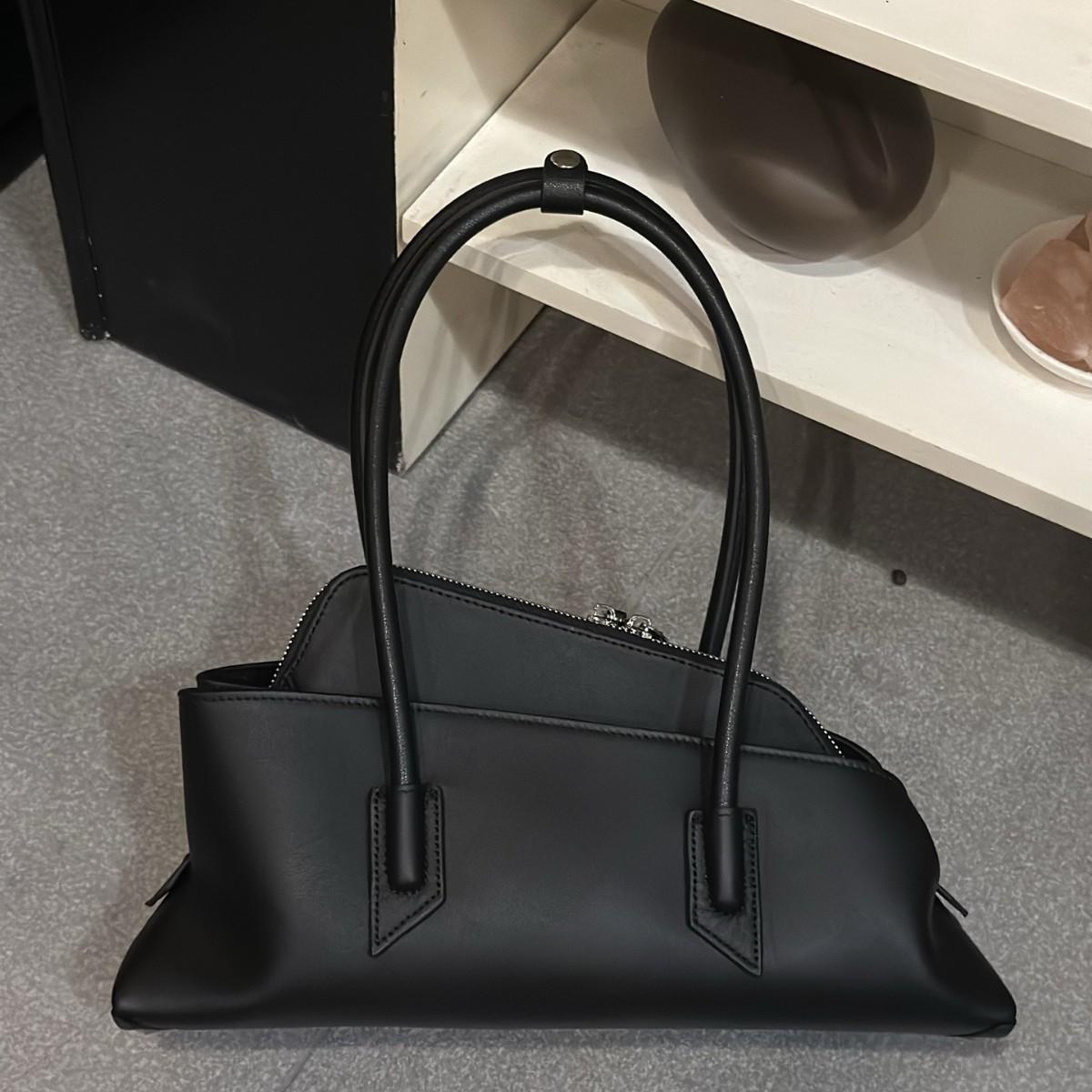 New first-layer cowhide irregular handbag European and American fashion trend concave shape high texture shoulder underarm bag 34X10X12CM
New first-layer cowhide irregular handbag European and American fashion trend concave shape high texture shoulder underarm bag 34X10X12CM
