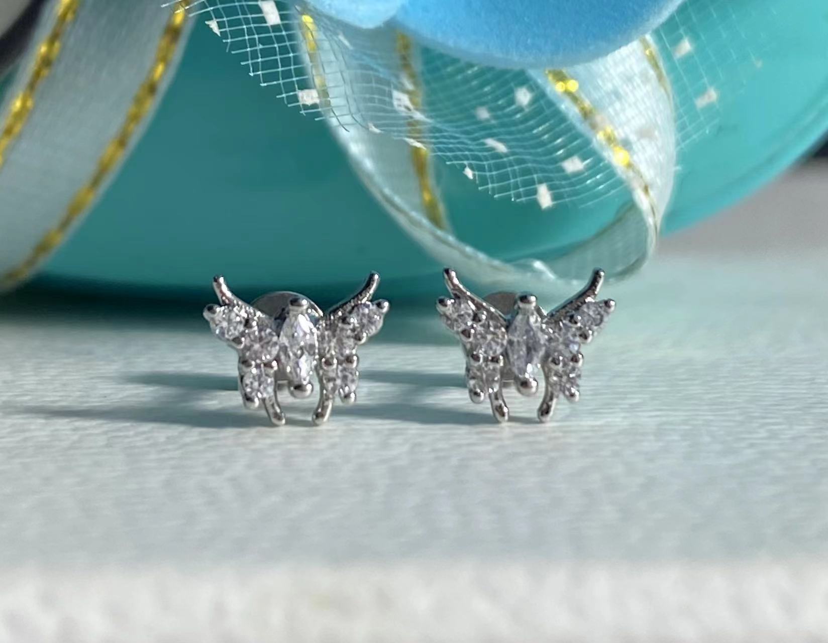 Light luxury diamond-encrusted super flash earrings, cochlear nails, titanium steel flat-bottomed smart butterfly earrings
Light luxury diamond-encrusted super flash earrings, cochlear nails, titanium steel flat-bottomed smart butterfly earrings