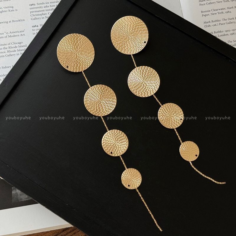 Silver needle metal round fringed earrings light luxury high-end earrings European and American exaggerated trend earrings design sense niche
Silver needle metal round fringed earrings light luxury high-end earrings European and American exaggerated trend earrings design sense niche