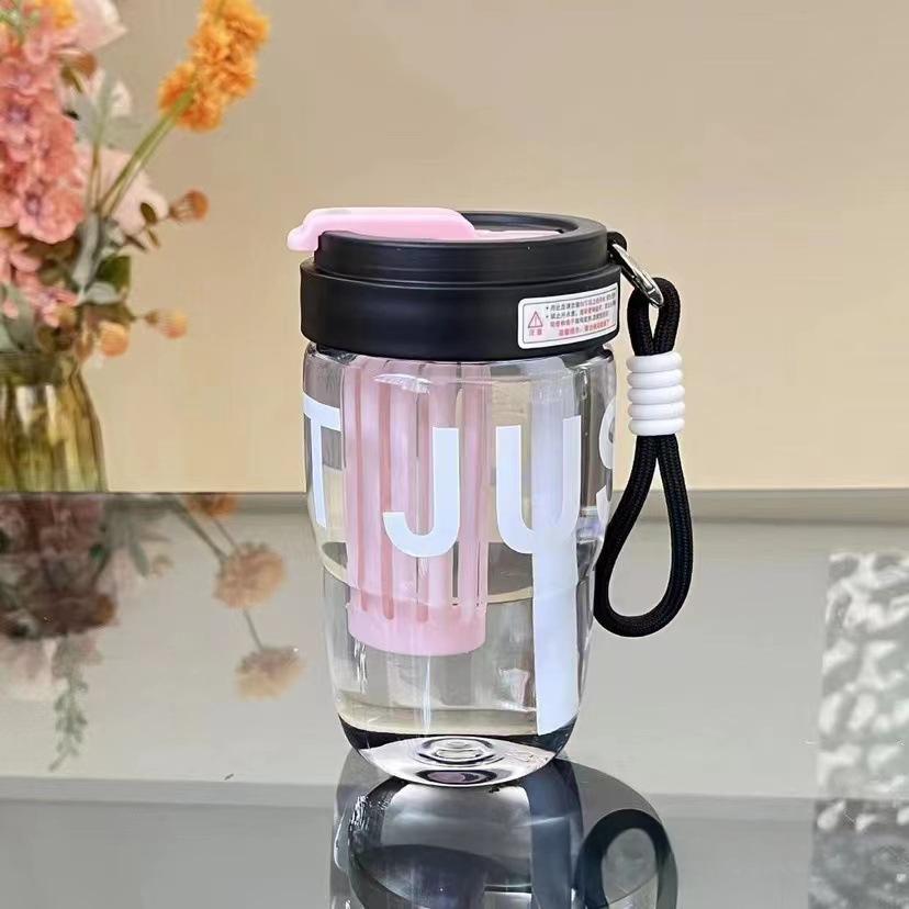 Girls make tea cups, double drinks, cups with straws, students carry handles, tumblers are carried by hand 550ml
Girls make tea cups, double drinks, cups with straws, students carry handles, tumblers are carried by hand 550ml