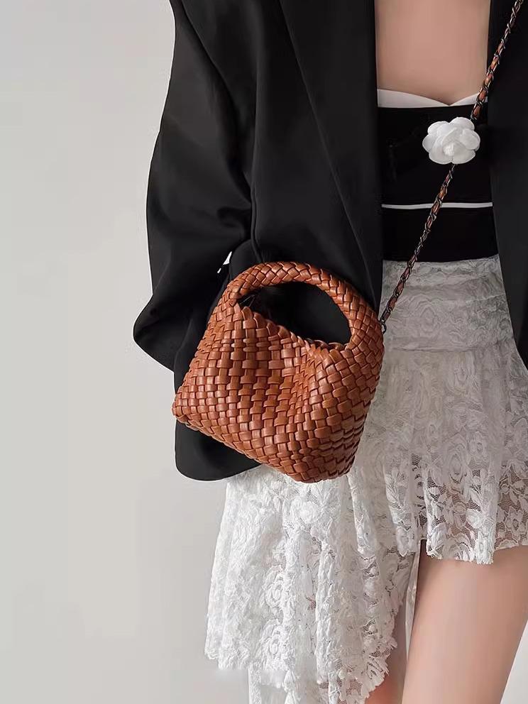Niche Handmade Crossbody Woven Bag: High-End Phone, Coin Purse, Handbag, & Mother-Daughter Basket 17*10*13 cm
Niche Handmade Crossbody Woven Bag: High-End Phone, Coin Purse, Handbag, & Mother-Daughter Basket 17*10*13 cm