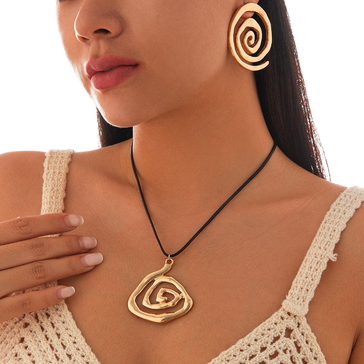 Personality, creativity, cold wind exaggerated earrings, mosquito coil-shaped retro geometric design stud earrings
Personality, creativity, cold wind exaggerated earrings, mosquito coil-shaped retro geometric design stud earrings