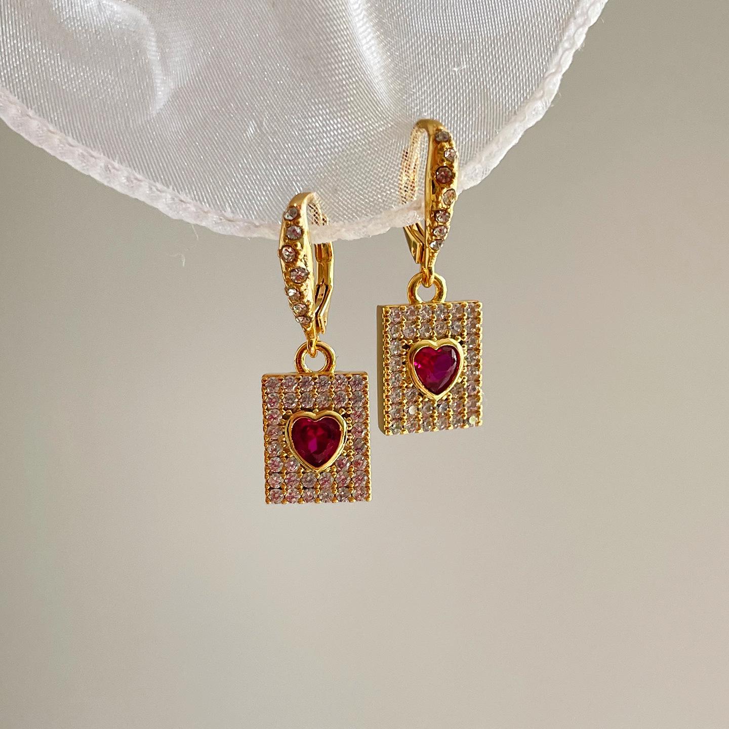 Luxury Dark Red Zircon Heart-Shaped Earrings: Brass Gold Plated, Diamond Inlaid, High-End Design for Women
Luxury Dark Red Zircon Heart-Shaped Earrings: Brass Gold Plated, Diamond Inlaid, High-End Design for Women