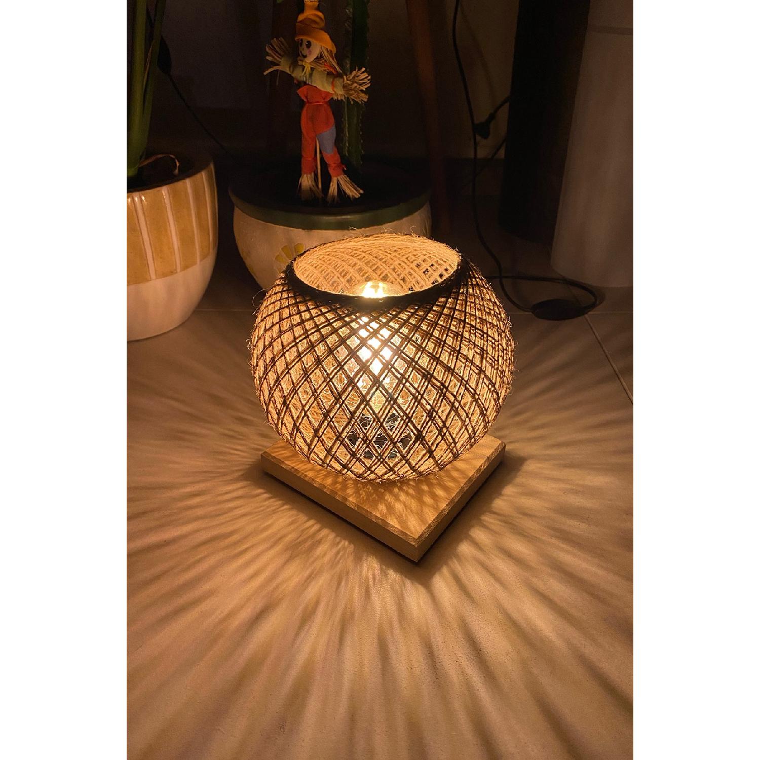 Торшер с джутовым абажуром из дерева и плетеной головкой
Торшер с джутовым абажуром из дерева и плетеной головкой