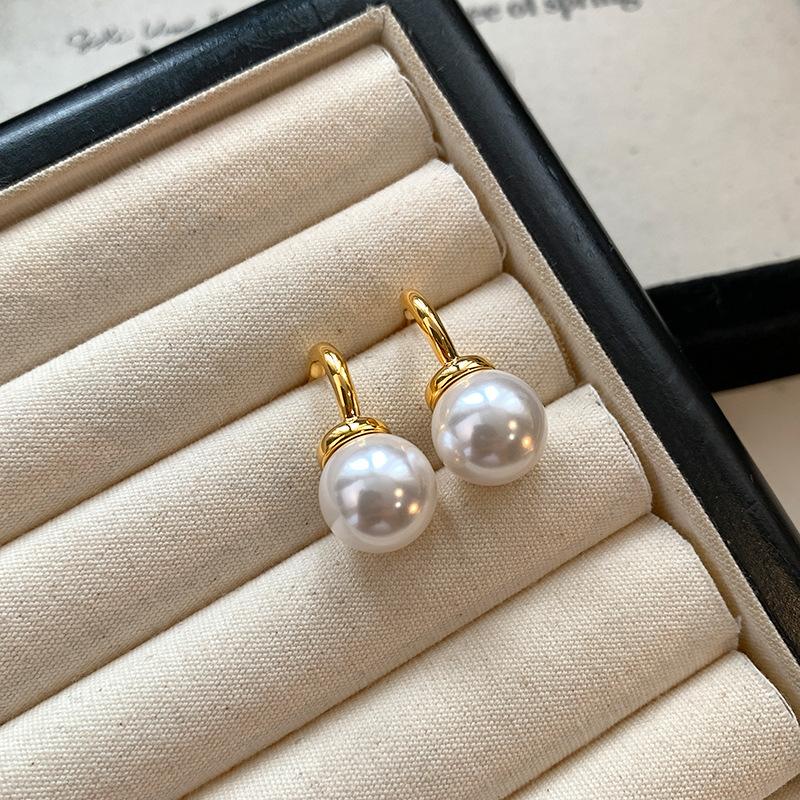 French Niche Design Gentle Classic Glass Pearl Stud Earrings Sterling Silver Minimalist Metal Splicing Earrings Earrings
French Niche Design Gentle Classic Glass Pearl Stud Earrings Sterling Silver Minimalist Metal Splicing Earrings Earrings