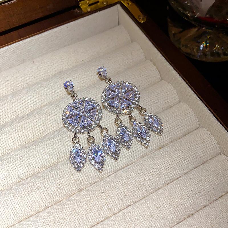 Silver needle round diamond-set fringed earrings exaggerated high-end light luxury earrings niche design earrings women
Silver needle round diamond-set fringed earrings exaggerated high-end light luxury earrings niche design earrings women