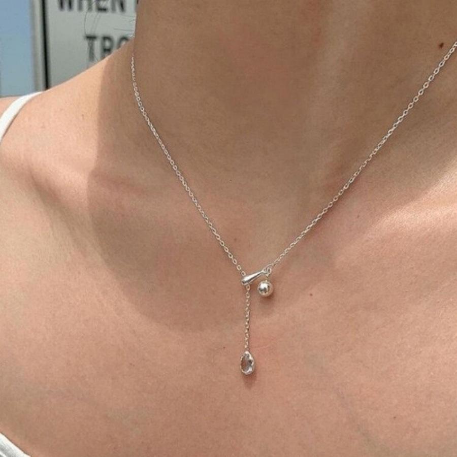 Simple and cold wind blue zircon water drop necklace niche design adjustable Y-shaped clavicle chain tide
Simple and cold wind blue zircon water drop necklace niche design adjustable Y-shaped clavicle chain tide