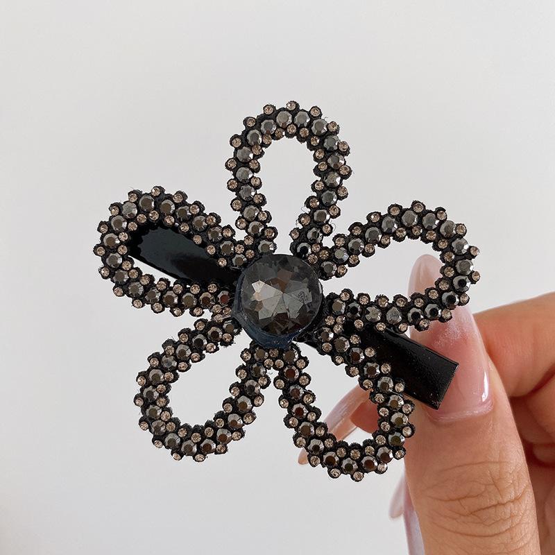 Универсальная заколка для волос с цветком из стразов для женщин - Лето 2024 черный серый
Универсальная заколка для волос с цветком из стразов для женщин - Лето 2024 черный серый
