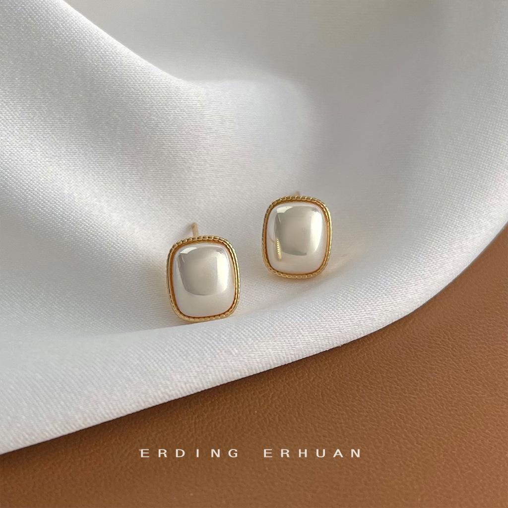 Old Qianfeng square-plated geometric pearl stud earrings, small fragrant style simple design earrings, French earrings.
Old Qianfeng square-plated geometric pearl stud earrings, small fragrant style simple design earrings, French earrings.