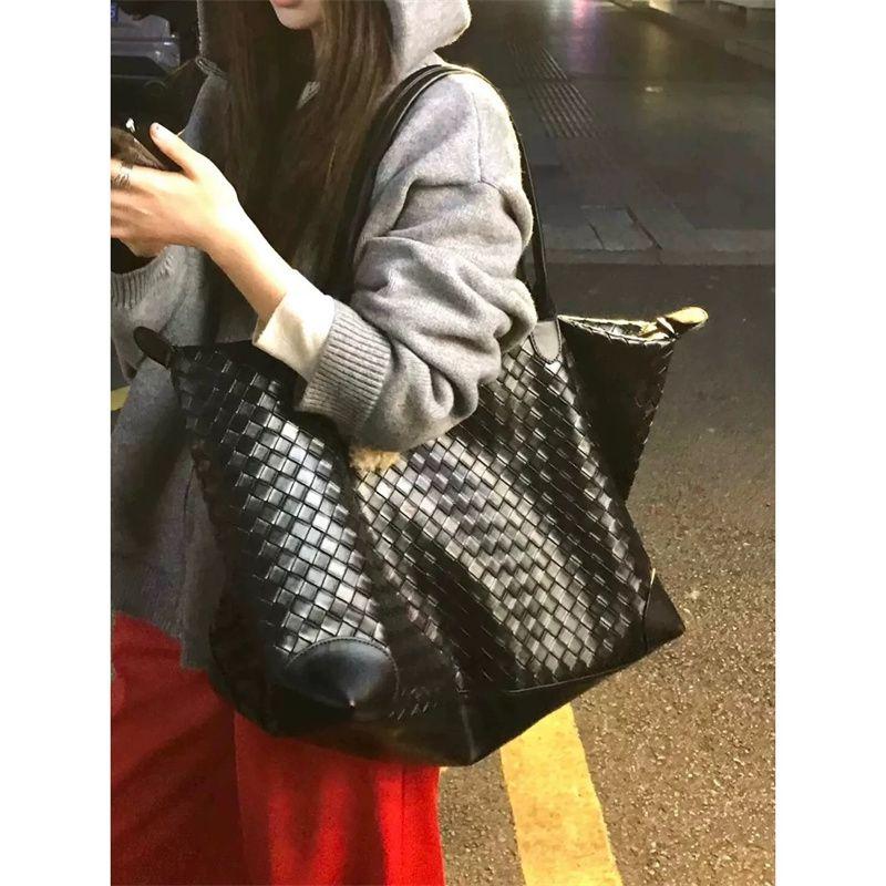Нишевый дизайн плетеная сумка женская 2025 новая универсальная сумка-хобо для通勤 через плечо подмышку модная сумка-тоут большой вместимости Black
Нишевый дизайн плетеная сумка женская 2025 новая универсальная сумка-хобо для通勤 через плечо подмышку модная сумка-тоут большой вместимости Black