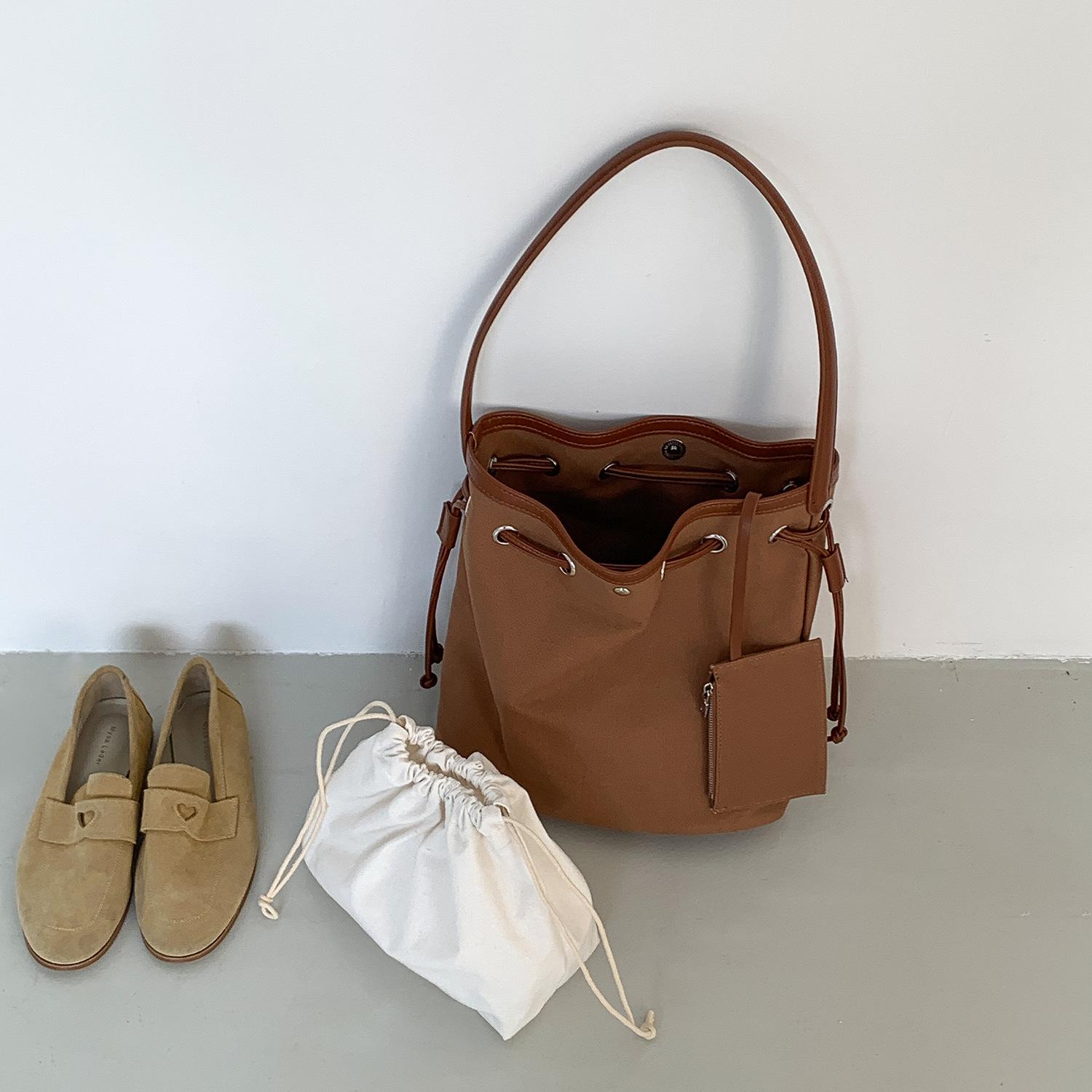 Drawcord Canvas Bucket Bag Korean Niche Design Retro Large-capacity Commuting Pleated Shoulder коричневий
Drawcord Canvas Bucket Bag Korean Niche Design Retro Large-capacity Commuting Pleated Shoulder коричневий