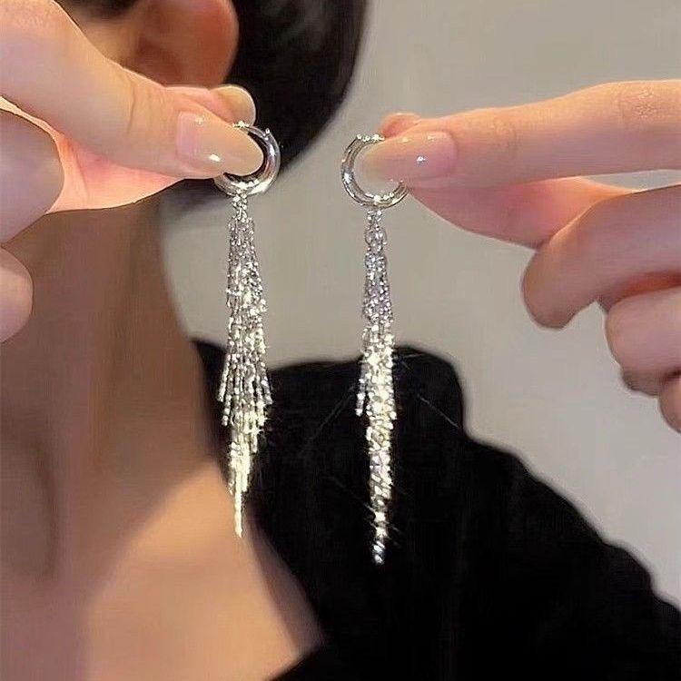 Flash long metal tassel exaggerated ear buckle high sense light luxury niche design temperament versatile earrings stud earrings women
Flash long metal tassel exaggerated ear buckle high sense light luxury niche design temperament versatile earrings stud earrings women