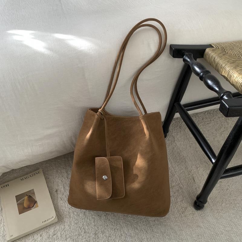 Winter new retro large-capacity bag women s lazy style women s commuting simple temperament shoulder bag коричневий
Winter new retro large-capacity bag women s lazy style women s commuting simple temperament shoulder bag коричневий