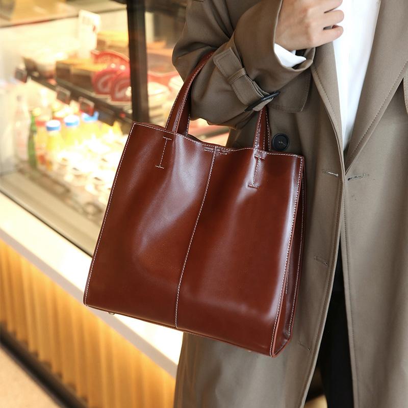 Light Luxury Retro Leather Women s Bag Autumn and Winter New Top Layer Vegetable Tanned Leather Large Capacity Tote Bag Women s Shoulder Bag
Light Luxury Retro Leather Women s Bag Autumn and Winter New Top Layer Vegetable Tanned Leather Large Capacity Tote Bag Women s Shoulder Bag