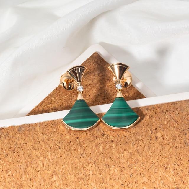 Европейский и американский бренд, серебро 925 пробы, позолоченные, веерообразные серьги, женская мода, европейские ювелирные изделия высокого класса
Европейский и американский бренд, серебро 925 пробы, позолоченные, веерообразные серьги, женская мода, европейские ювелирные изделия высокого класса