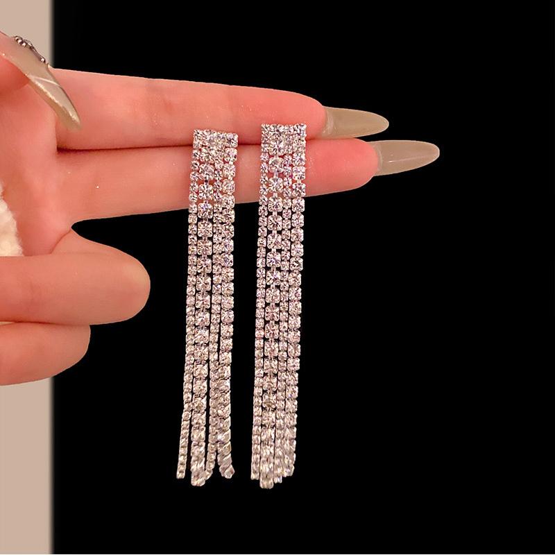 Exquisit Inlay Zircon Long Tassel Earrings for Women Girls Korean Style Light Luxury Dangle Earrings Wedding Jewelry Wholesale
Exquisit Inlay Zircon Long Tassel Earrings for Women Girls Korean Style Light Luxury Dangle Earrings Wedding Jewelry Wholesale