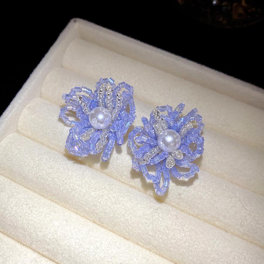 Korean versatile silver needle pearl flower stud earrings personalized design sense fashion exquisite earrings niche high-end earrings
Korean versatile silver needle pearl flower stud earrings personalized design sense fashion exquisite earrings niche high-end earrings