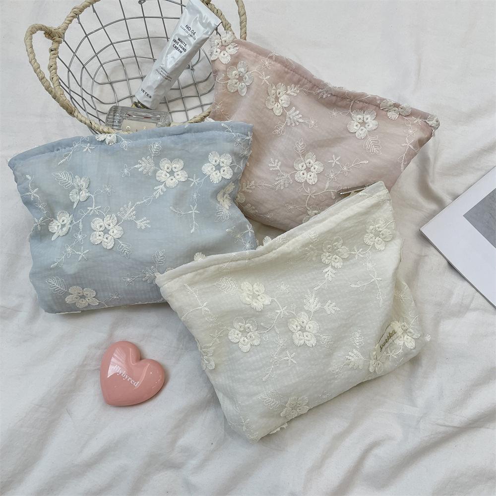 Embossed flower cosmetic bag large capacity skin care storage bag women s clutch bag zipper storage bag синій
Embossed flower cosmetic bag large capacity skin care storage bag women s clutch bag zipper storage bag синій