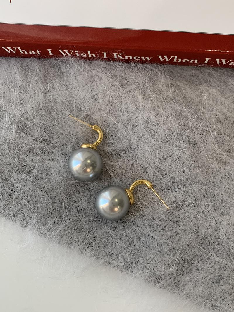 Silver needle artificial pearl stud earrings autumn and winter light luxury high-end ins temperament earrings exquisite new earrings
Silver needle artificial pearl stud earrings autumn and winter light luxury high-end ins temperament earrings exquisite new earrings