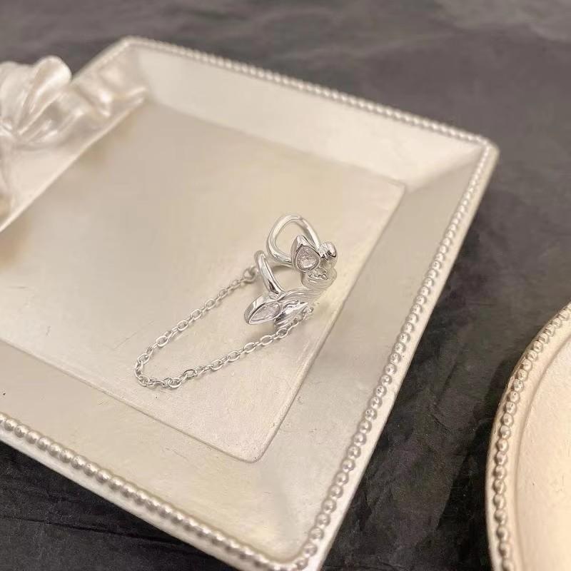 1 piece Clip For Sale In Korean Version Simple And Versatile Long Chain Niche Temperament Light Luxury Design And Sense Earrings
1 piece Clip For Sale In Korean Version Simple And Versatile Long Chain Niche Temperament Light Luxury Design And Sense Earrings