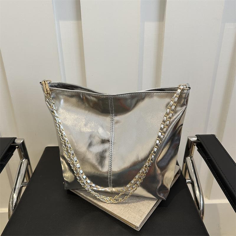 Premium texture large-capacity bag women s 2025 fashion retro shoulder messenger bag class tote bag серебряный
Premium texture large-capacity bag women s 2025 fashion retro shoulder messenger bag class tote bag серебряный