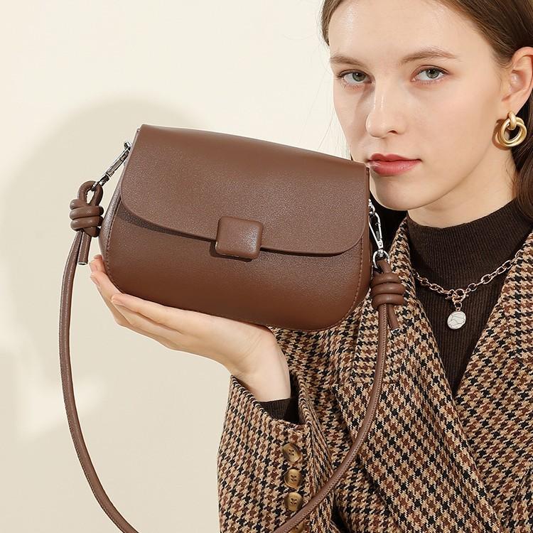 New Fashionable Versatile Small Square Bag Cowhide Shoulder Messenger Bag Soft Leather Temperament Women s Bag темно-коричневого кольору
New Fashionable Versatile Small Square Bag Cowhide Shoulder Messenger Bag Soft Leather Temperament Women s Bag темно-коричневого кольору