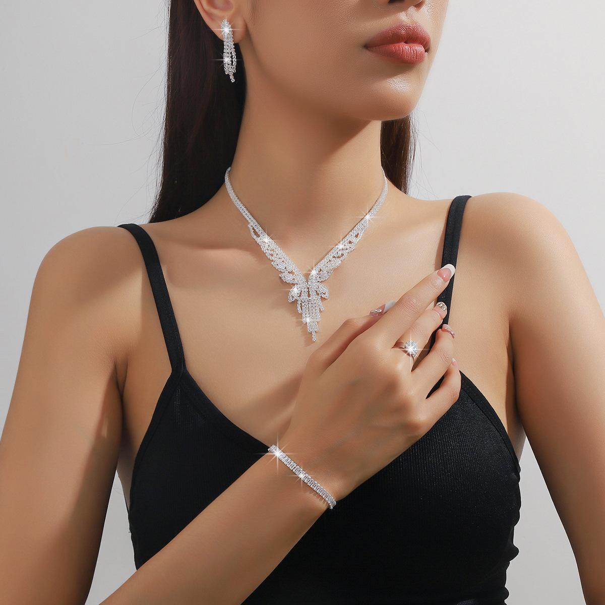 Bridal Suit Jewelry Necklace Earrings Set Chain European and American Luxury Fashion Jewelry Accessories Wedding Shooting Dress Matching 2026 45CM
Bridal Suit Jewelry Necklace Earrings Set Chain European and American Luxury Fashion Jewelry Accessories Wedding Shooting Dress Matching 2026 45CM