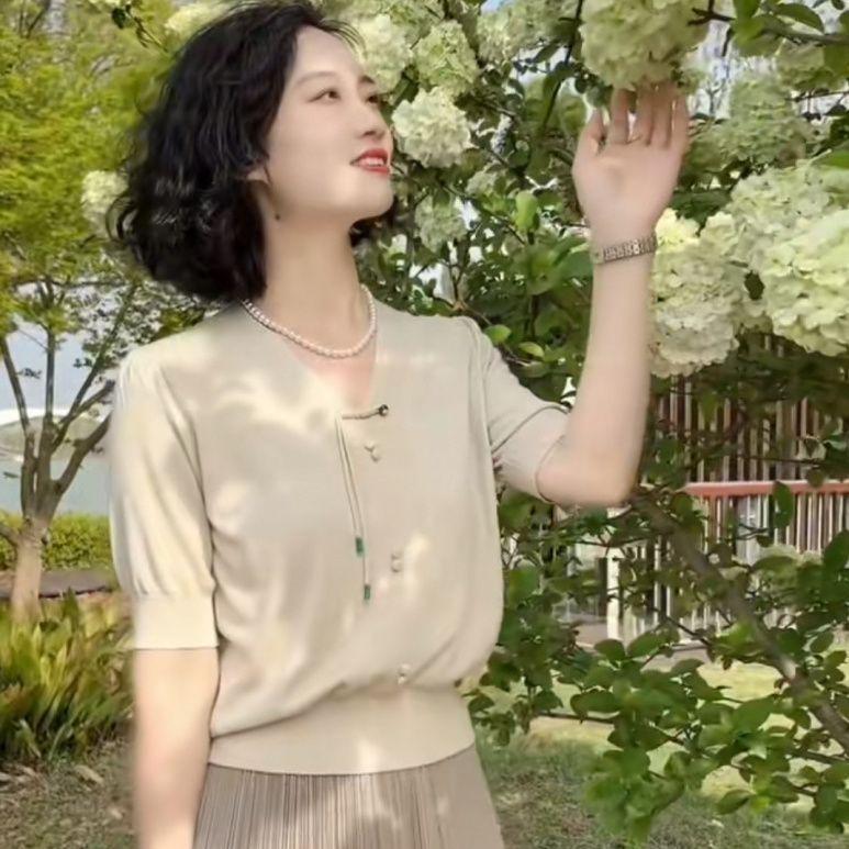 2026 French-Style Summer Set: Frog Button Knit Top & High-Waist Pleated Skirt M (recommended 95-108 jin)
2026 French-Style Summer Set: Frog Button Knit Top & High-Waist Pleated Skirt M (recommended 95-108 jin)