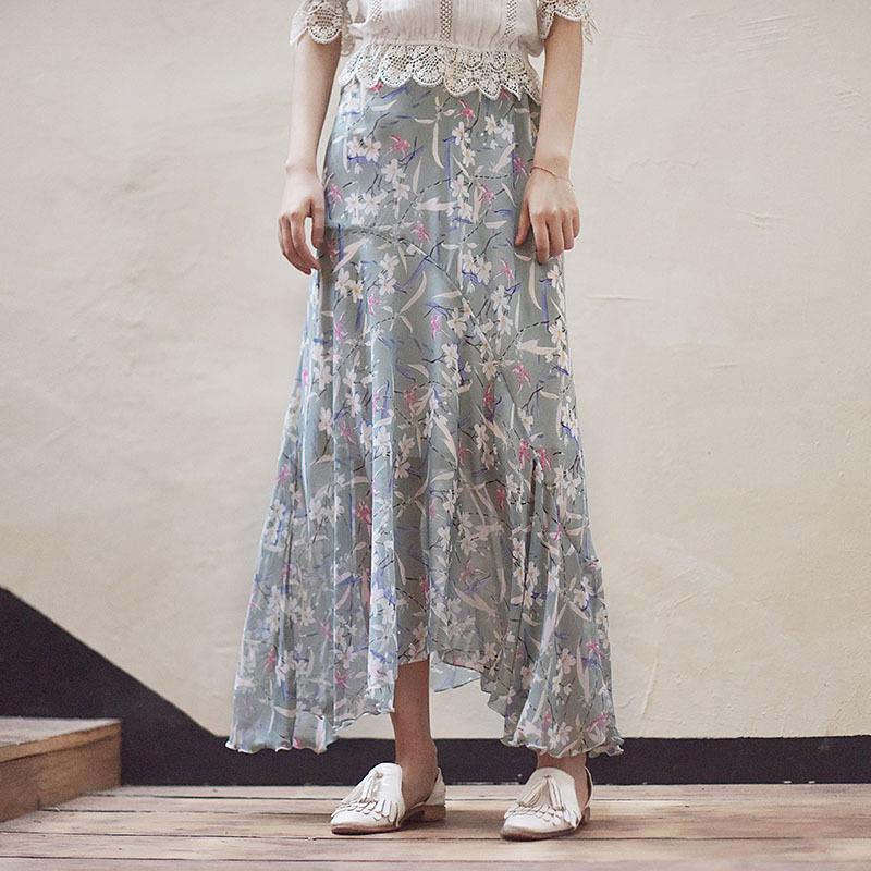 Новая летняя юбка с цветочным принтом — это тонкое платье-трапеция с завышенной талией и неровными оборками. S