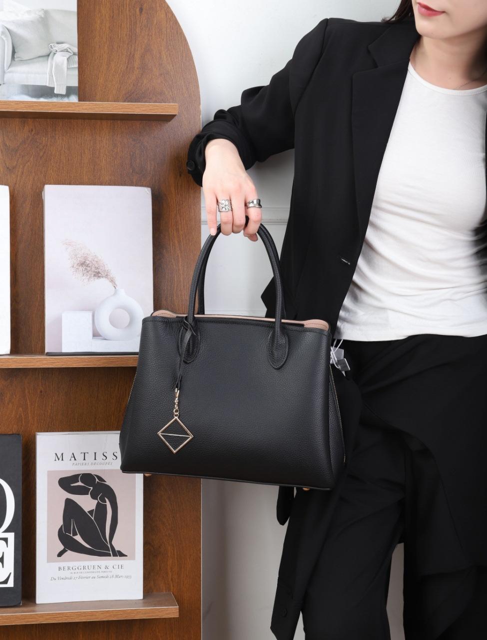 2026 New Cow Leather Top-Handle Bags Young Girls Genuine Leather Handbag Fashi Ladies Shoulder or Crossbody Bags
2026 New Cow Leather Top-Handle Bags Young Girls Genuine Leather Handbag Fashi Ladies Shoulder or Crossbody Bags