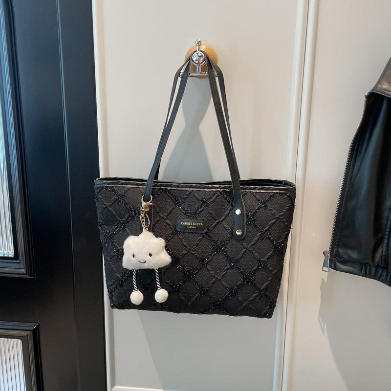 Student autumn and winter large-capacity versatile tote bag women s commuting solid color fashion trend personalized new shoulder bag No pendant чёрный
Student autumn and winter large-capacity versatile tote bag women s commuting solid color fashion trend personalized new shoulder bag No pendant чёрный