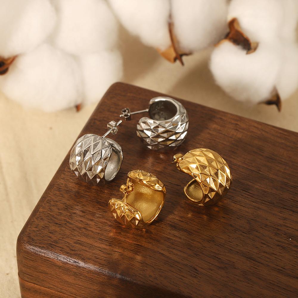 French retro light luxury Fengling plaid C-shaped earrings 18K gold stainless steel earrings high-end earrings women s fashion
French retro light luxury Fengling plaid C-shaped earrings 18K gold stainless steel earrings high-end earrings women s fashion