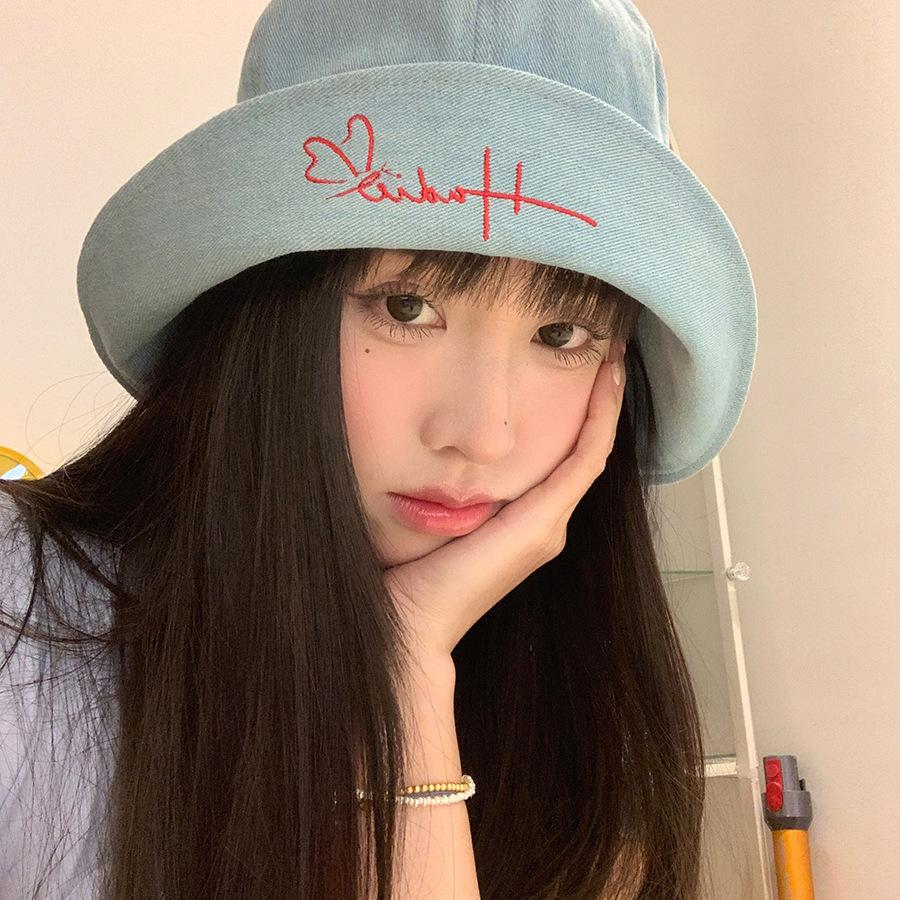 Letter folded denim bucket hat big brim show face small fashion visor retro lace-up basin hat average size світло-синій колір
Letter folded denim bucket hat big brim show face small fashion visor retro lace-up basin hat average size світло-синій колір