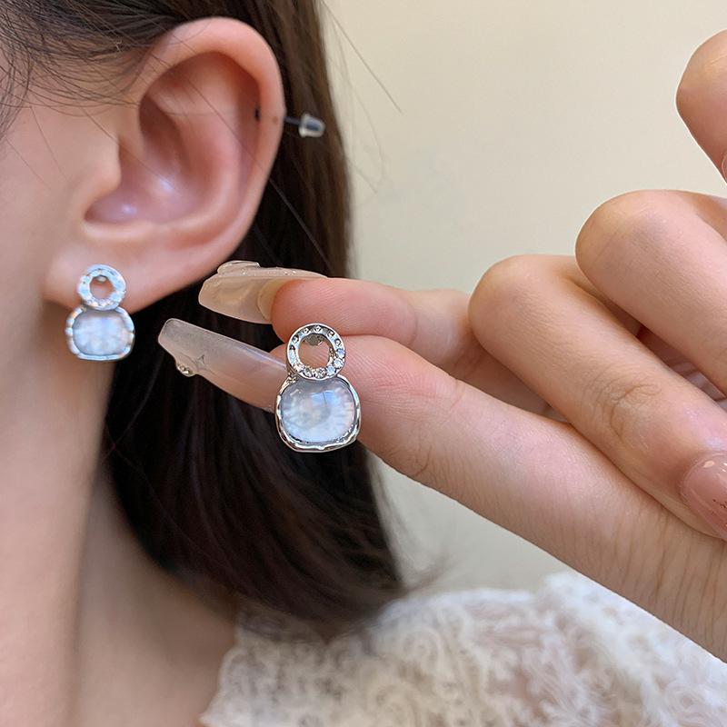 Classic exquisite inlay fritillaria earrings for women irregular cat eye stone earings stud fashion new in wedding jewelry серебряный
Classic exquisite inlay fritillaria earrings for women irregular cat eye stone earings stud fashion new in wedding jewelry серебряный