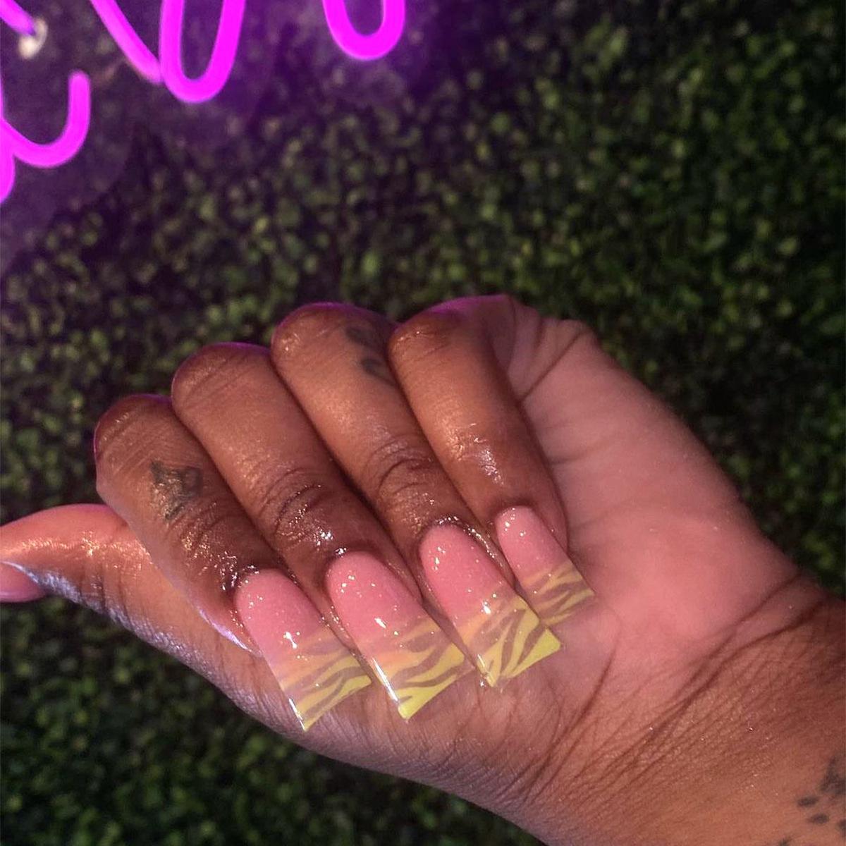 European & American Handmade Leopard Print Duck Foot Press-On Nails - Bright Yellow French Tip Nail Art.
European & American Handmade Leopard Print Duck Foot Press-On Nails - Bright Yellow French Tip Nail Art.