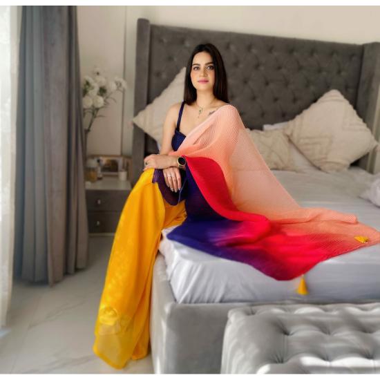 Новое и привлекательное сари для модных женщин, чтобы выглядеть красиво в любой роли
Новое и привлекательное сари для модных женщин, чтобы выглядеть красиво в любой роли