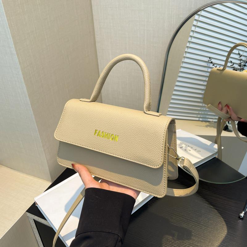 Stylish and high-value portable small square bag 2025 autumn new textured lychee pattern messenger bag чорний
Stylish and high-value portable small square bag 2025 autumn new textured lychee pattern messenger bag чорний