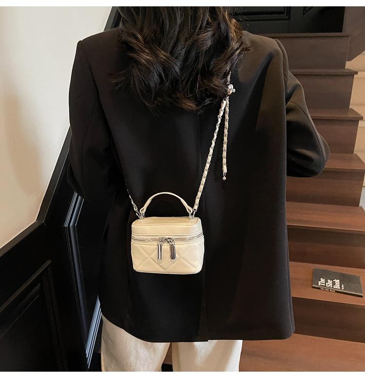 Портативная маленькая квадратная сумка женская 2025 новая сумка-цепочка с бриллиантами, высококлассная девичья сумка-мессенджер в иностранном стиле, наплечная сумка-коробка.
Портативная маленькая квадратная сумка женская 2025 новая сумка-цепочка с бриллиантами, высококлассная девичья сумка-мессенджер в иностранном стиле, наплечная сумка-коробка.