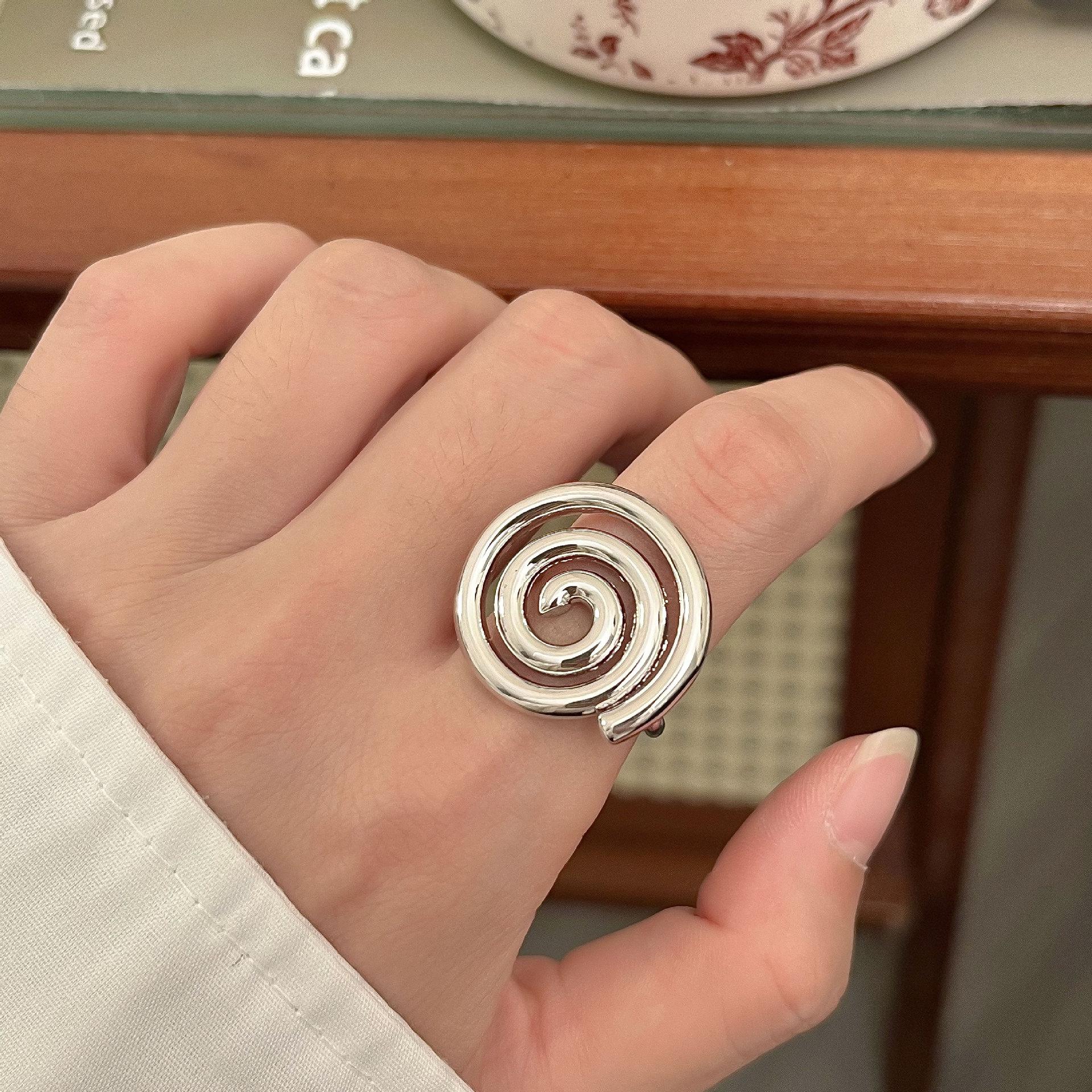 Роскошное кольцо «Вихрь» с покрытием из белого золота - Европейский и американский стиль
Роскошное кольцо «Вихрь» с покрытием из белого золота - Европейский и американский стиль