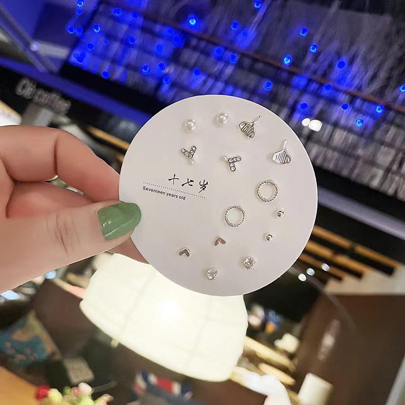 Универсальный недельный набор: Трендовые маленькие серьги-пусеты для женщин
Универсальный недельный набор: Трендовые маленькие серьги-пусеты для женщин