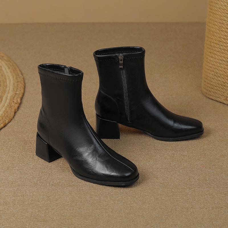 French pleated black small short boots women s 2025 autumn and winter new square head thick heel side zipper fashionable retro single boots 34
French pleated black small short boots women s 2025 autumn and winter new square head thick heel side zipper fashionable retro single boots 34