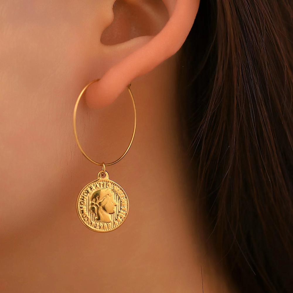 Серьги из нержавеющей стали, элегантные монеты, портрет королевы, подвески в стиле барокко, темпераментные модные серьги-кольца для женщин, ювелирные изделия
Серьги из нержавеющей стали, элегантные монеты, портрет королевы, подвески в стиле барокко, темпераментные модные серьги-кольца для женщин, ювелирные изделия