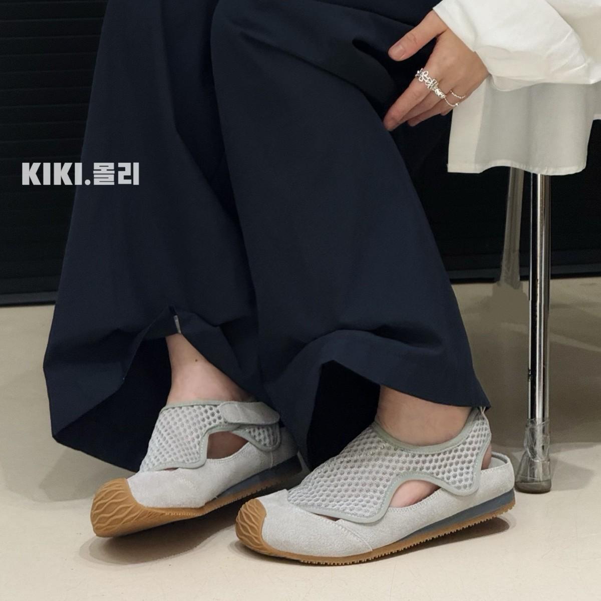 Round head shallow mouth versatile summer new low heel Velcro hollow sports and leisure sandals tide 35 коричневий
Round head shallow mouth versatile summer new low heel Velcro hollow sports and leisure sandals tide 35 коричневий