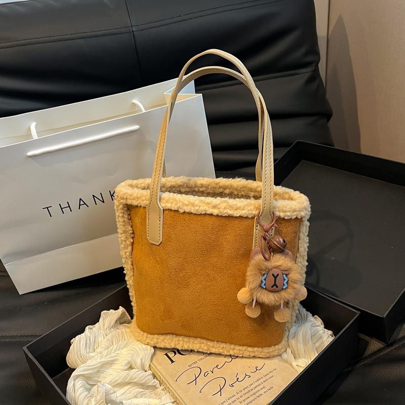 Autumn and winter new plush bag large-capacity women s bag suede matte bag fashionable casual high-value bucket bag
Autumn and winter new plush bag large-capacity women s bag suede matte bag fashionable casual high-value bucket bag