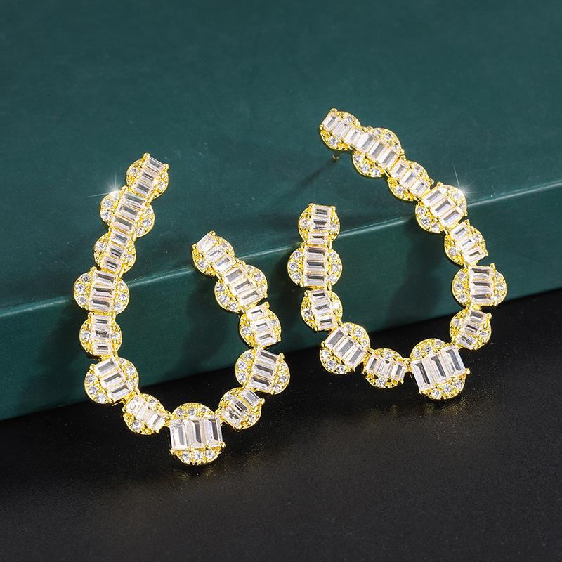 Ювелирные изделия Медное основание Позолоченные Темпераментные женские серьги Серьги Полностью усыпанные бриллиантами
Ювелирные изделия Медное основание Позолоченные Темпераментные женские серьги Серьги Полностью усыпанные бриллиантами