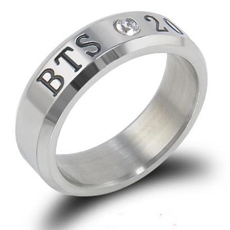 Корейская версия, новое комбинированное периферийное кольцо BTS из нержавеющей стали, кольцо с именем, ожерелье, ювелирные изделия двойного назначения, оптовая продажа
Корейская версия, новое комбинированное периферийное кольцо BTS из нержавеющей стали, кольцо с именем, ожерелье, ювелирные изделия двойного назначения, оптовая продажа