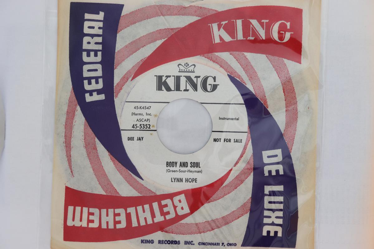 7inch Record LYNN HOPE - Body And Soul / Sands Of The Sahara 455352 King Records US Jazz Used
7inch Record LYNN HOPE - Body And Soul / Sands Of The Sahara 455352 King Records US Jazz Used