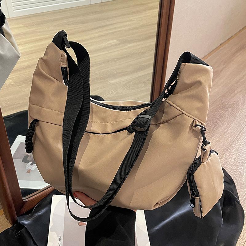 Нейлоновая тканевая сумка женская большой вместимости новая осенне-зимняя универсальная на плечо сумка-мессенджер высококачественная тканевая сумка сумка-пельмень хаки
Нейлоновая тканевая сумка женская большой вместимости новая осенне-зимняя универсальная на плечо сумка-мессенджер высококачественная тканевая сумка сумка-пельмень хаки