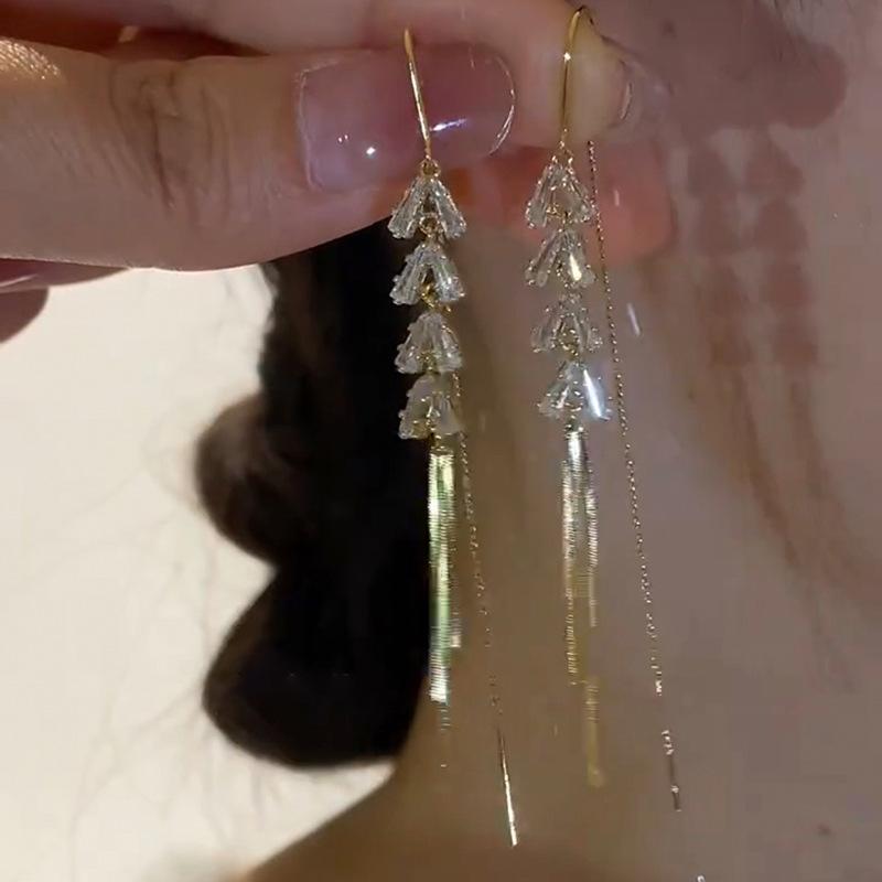 Zircon earrings, long tassel earrings, 0-year-old new niche design, high-end stud earrings, temperament, versatile earrings.
Zircon earrings, long tassel earrings, 0-year-old new niche design, high-end stud earrings, temperament, versatile earrings.